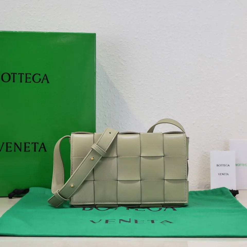 Batch 1420 Real shots 👇BV Cassette’s trendy design is earth-shakingly beautiful. The handsome style with flamboyant personality has completely changed the dull style of the past. Beauty is a topic that women can never refuse. Walking on the streets of Milan, you can see her figure everywhere. It is called tofu bag, original sheepskin: the key point is that both men and women can control it, and has become a big celebrity in the fashion circle. Size 23*15*5 [6687#] travertine green